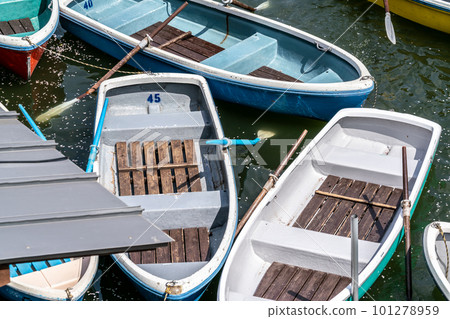 在小船登陸的擁擠小船 101278959