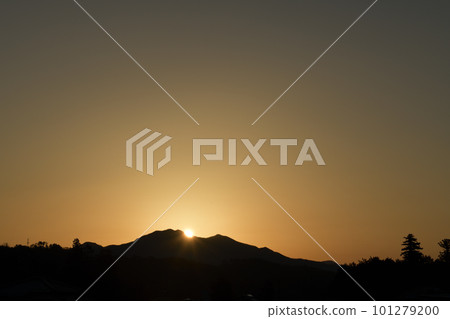 從北斗市白州町茅岳岳升起的太陽 101279200