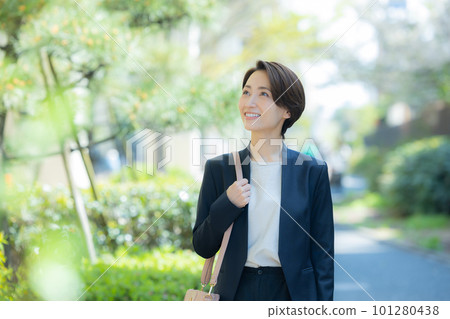 穿著西裝微笑的中年婦女 101280438