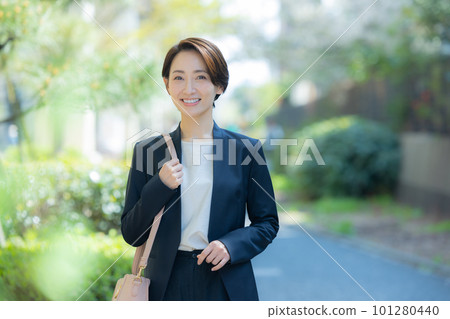 穿著西裝微笑的中年婦女 穿著西裝微笑的中年婦女 101280440