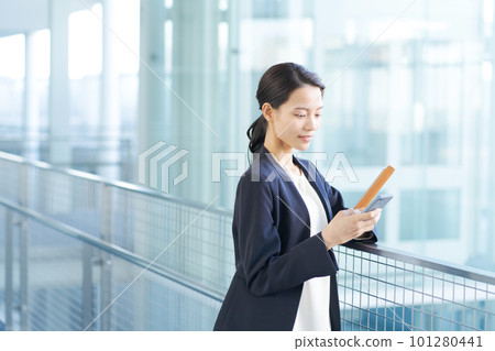 Image of a business woman in a suit 101280441