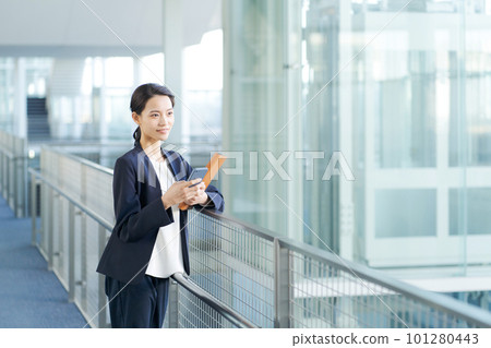 穿著西裝的女商人形象 101280443