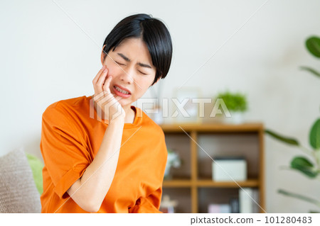 牙痛的年輕女子 101280483