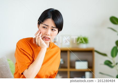 Young woman with a toothache Young woman with a toothache 101280484