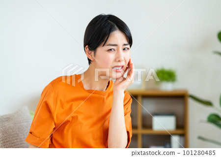 Young woman with a toothache 101280485