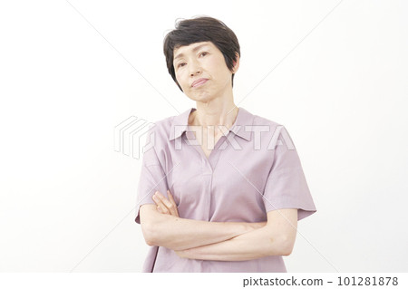 憤怒的中年婦女白色背景 101281878