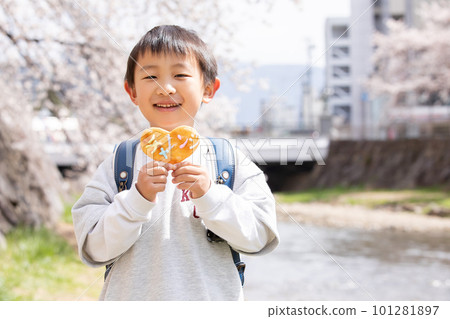 一個微笑的孩子拿著米餅挑戰 一個微笑的孩子拿著米餅挑戰 101281897