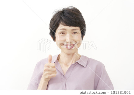有好兆頭白色背景的中年婦女 101281901