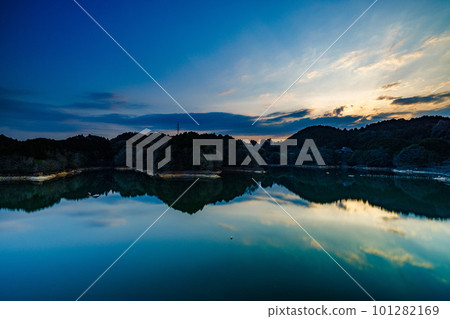 2023 年春季奈良布米水壩的長秒曝光，流雲和鏡面水面（山腰上的夕陽） 101282169