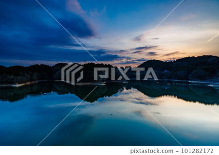 Flowing clouds and mirror-like water surface by long exposure (Sun sinking in the mountains) ④ Spring 2023 at Nara Nunome Dam Flowing clouds and mirror-like water surface by long exposure (Sun sinking in the mountains) ④ Spring 2023 at Nara Nunome Dam 101282172