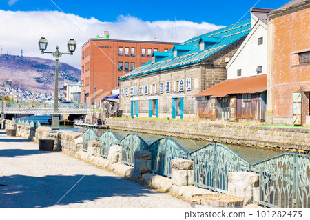 [Hokkaido] Otaru Canal, warehouses lined up along the canal, blue sky and white clouds 101282475