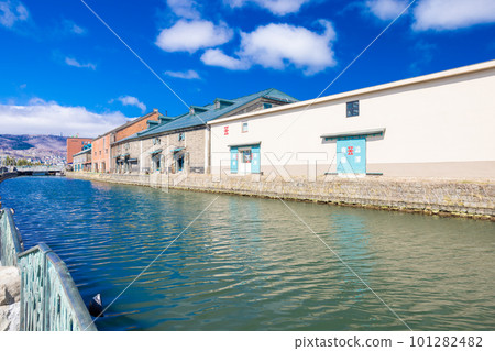 [Hokkaido] Otaru Canal, warehouses lined up along the canal, blue sky and white clouds 101282482