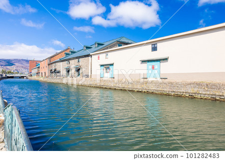[Hokkaido] Otaru Canal, warehouses lined up along the canal, blue sky and white clouds 101282483