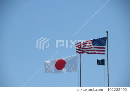 飄揚的日本和美國國旗 101282493