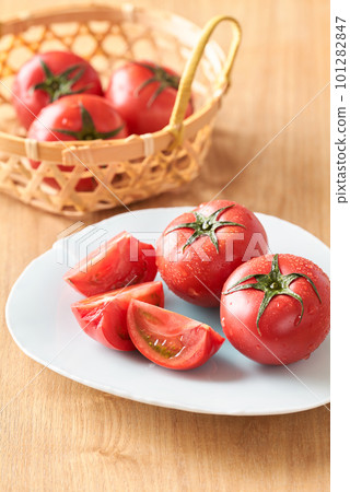 盤子裡的水果西紅柿 101282847