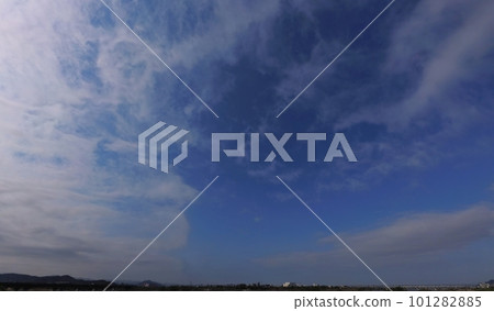 多雲的春天早晨天空/超廣角/天空為主/230403am 101282885