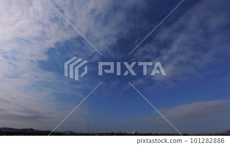 多雲的春天早晨天空/超廣角/天空為主/230403am 101282886