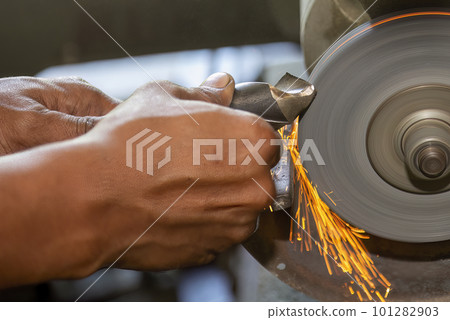 The drilling tool manual regrinding process with skill operator . The drilling tool manual regrinding process with skill operator . 101282903