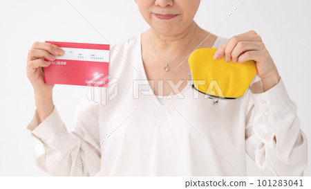有存摺和錢包的婦女 有存摺和錢包的婦女 101283041