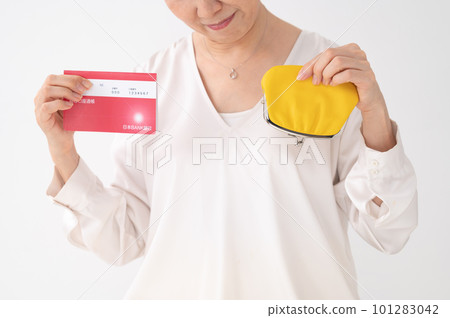 有存摺和錢包的婦女 有存摺和錢包的婦女 101283042
