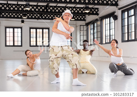 Group of artists rehearsing spectacle scene 101283317