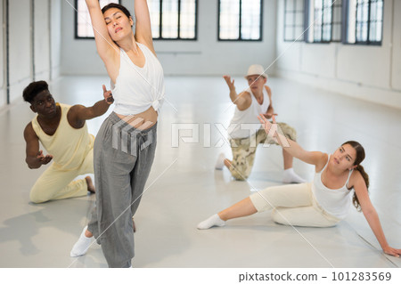 Team of artists performing spectacle scene Team of artists performing spectacle scene 101283569