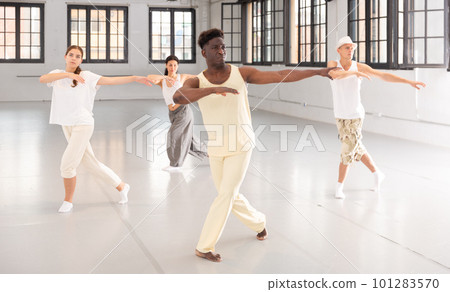 Dancers training modern dance movements Dancers training modern dance movements 101283570
