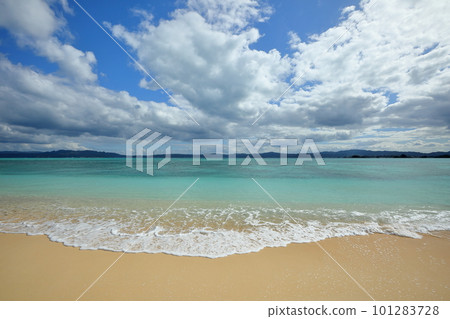 Nakijin Village, Kunigami District, Okinawa Prefecture: The Kouri blue sea seen from the beach on Kouri Island 101283728