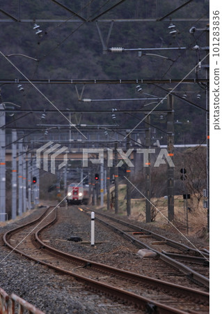 381系特快八雲號通過下岩見信號場_2023年3月17日拍攝 381系特快八雲號通過下岩見信號場_2023年3月17日拍攝 101283836