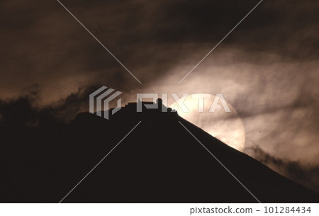 前富士山頂峰雷達圓頂和日出剪影 前富士山頂峰雷達圓頂和日出剪影 101284434