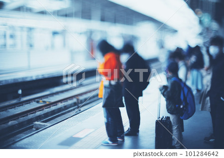 等火車模糊圖像的人 等火車模糊圖像的人 101284642