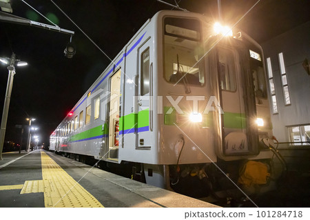 Type Kiha 143 stopping at a late-night station 101284718