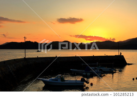 日落時小島上的小港口 101285213