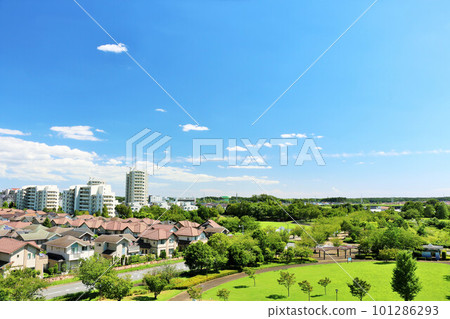新夏天藍天和城市的風景 新夏天藍天和城市的風景 101286293
