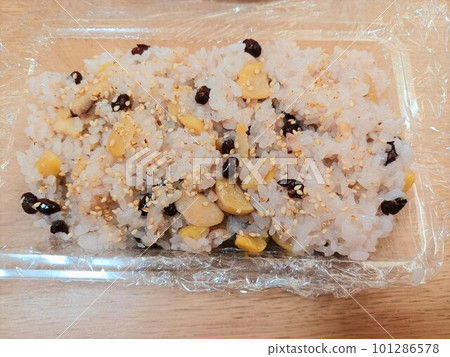 Red rice with chestnuts cooked at home 101286578