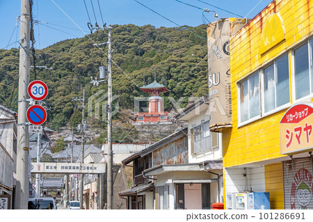 [Tokushima Prefecture] Yakuoji Temple's Yugi Pagoda seen from Sakuramachi Street in Minami-cho, Kaifu-gun 101286691