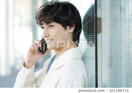 一個年輕人談話在智能手機 101286731
