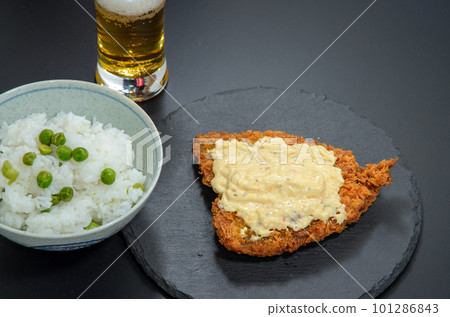Deep-fried horse mackerel with tartar sauce on bean rice 101286843