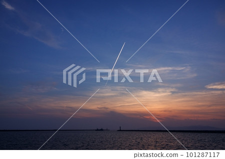 春天的傍晚天空，有尾跡和港口/空氣總管/230404pm 101287117