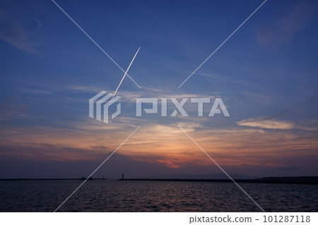 春天的傍晚天空，有尾跡和港口/空氣總管/230404pm 101287118