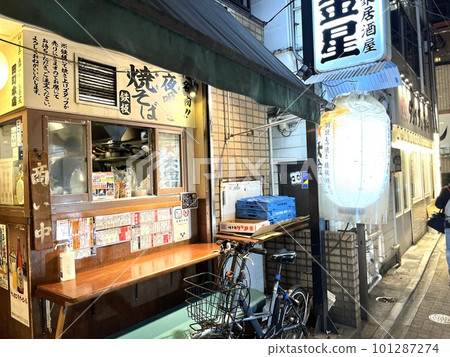Izakaya in a back alley where office workers go 101287274