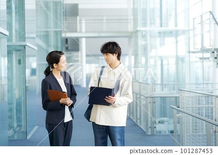 西裝女郎和二十幾歲男人的畫像 101287453