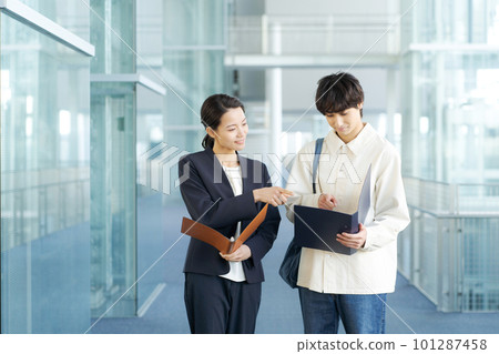 西裝女郎和二十幾歲男人的畫像 101287458