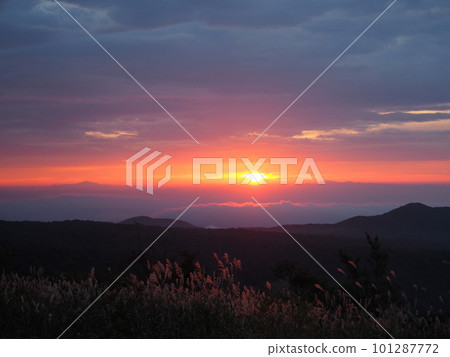 從栗駒山看到的蒲葦和朝陽 101287772