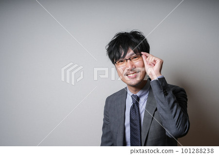 戴眼鏡的商人 101288238