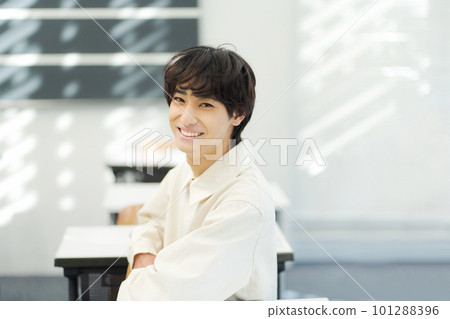 男大學生在課堂上微笑的肖像 101288396