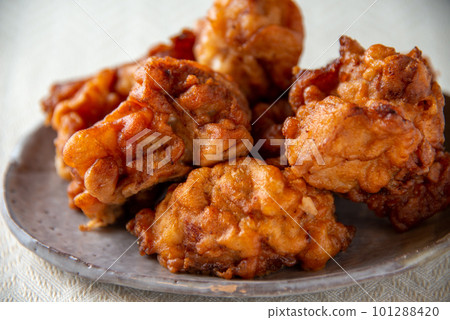 Delicious freshly fried chicken 101288420