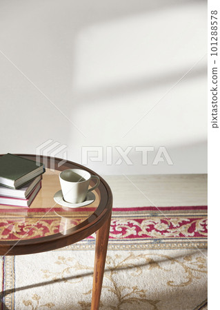 This room has a calm atmosphere with natural light. There are clay pots, glass bottles, coffee and various objects on the table. This room has a calm atmosphere with natural light. There are clay pots, glass bottles, coffee and various objects on the table. 101288578
