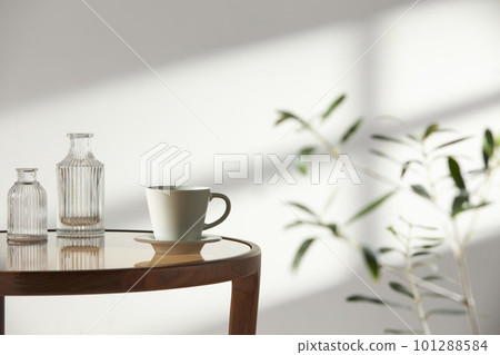 This room has a calm atmosphere with natural light. There are clay pots, glass bottles, coffee and various objects on the table. This room has a calm atmosphere with natural light. There are clay pots, glass bottles, coffee and various objects on the table. 101288584