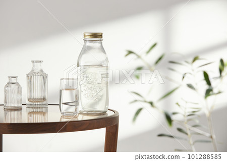 This room has a calm atmosphere with natural light. There are clay pots, glass bottles, coffee and various objects on the table. This room has a calm atmosphere with natural light. There are clay pots, glass bottles, coffee and various objects on the table. 101288585